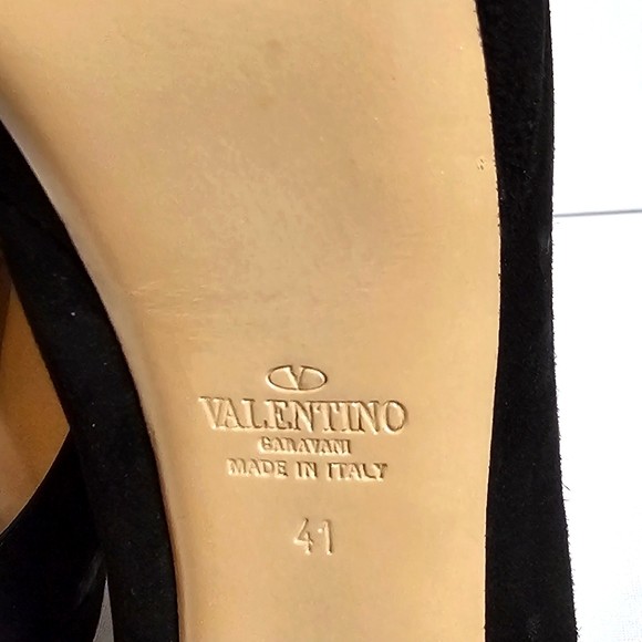 Black Valentino platform stiletto pumps with gold studs in the front. Size 41. - Picture 4 of 5